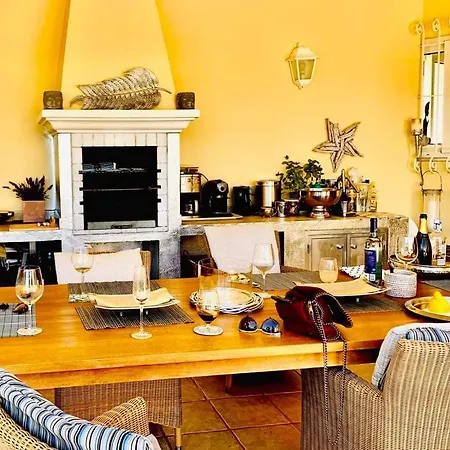 Traumhaftes Poolapartment In Einer Parkvilla Daire