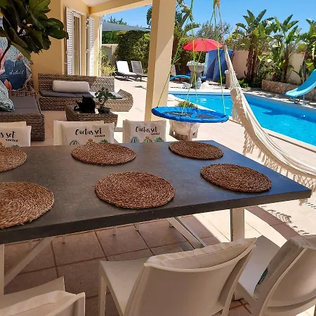 Traumhaftes Poolapartment In Einer Parkvilla *