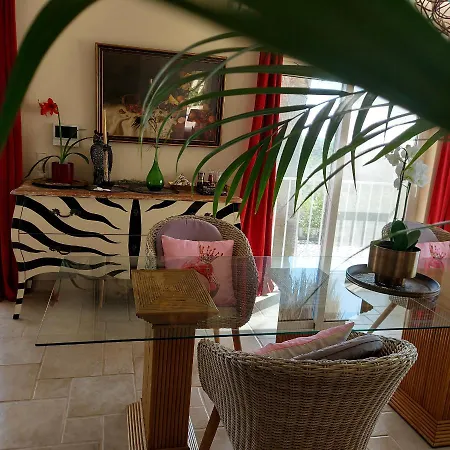 Traumhaftes Poolapartment In Einer Parkvilla